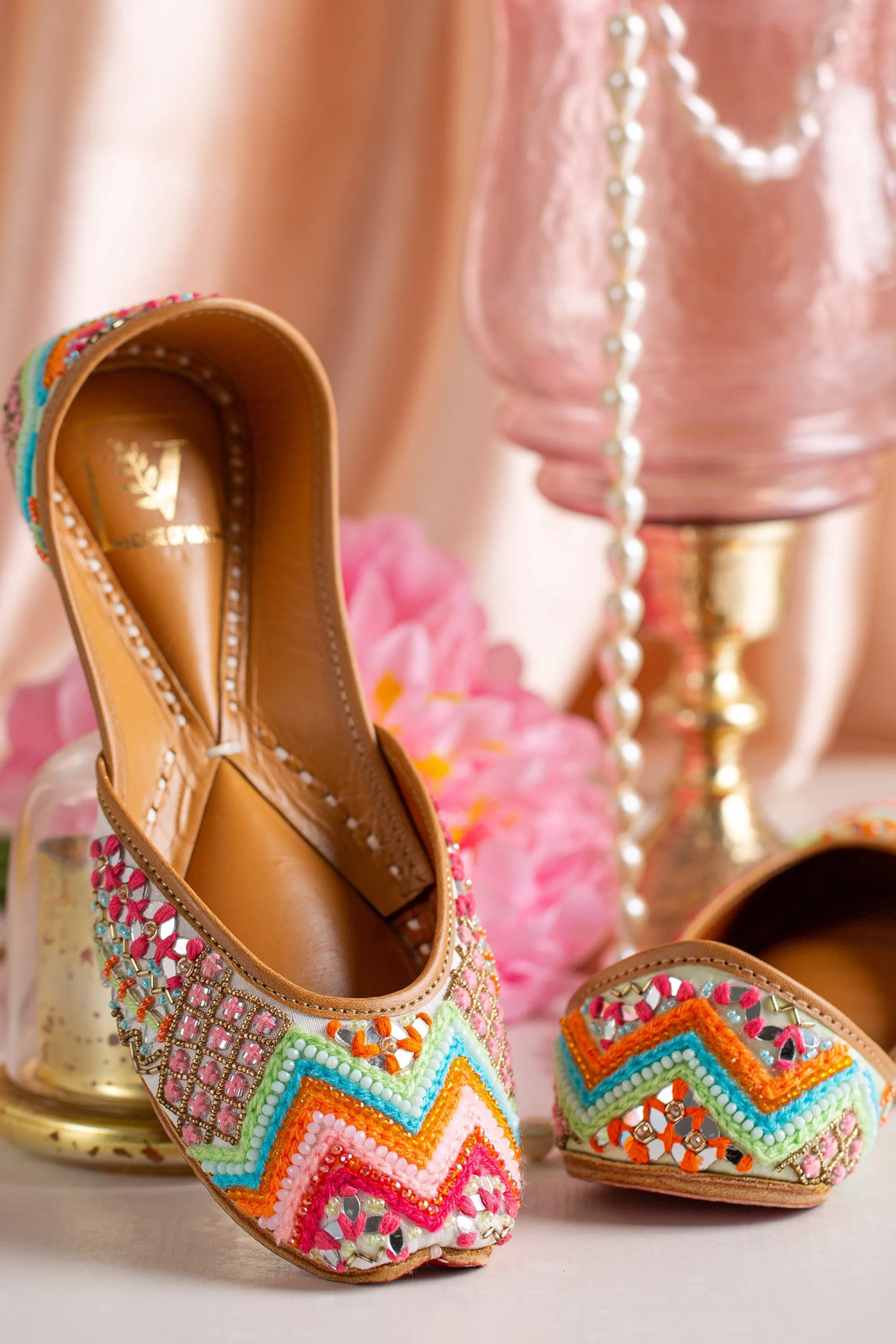Rangeela Juttis & Handbag Combo