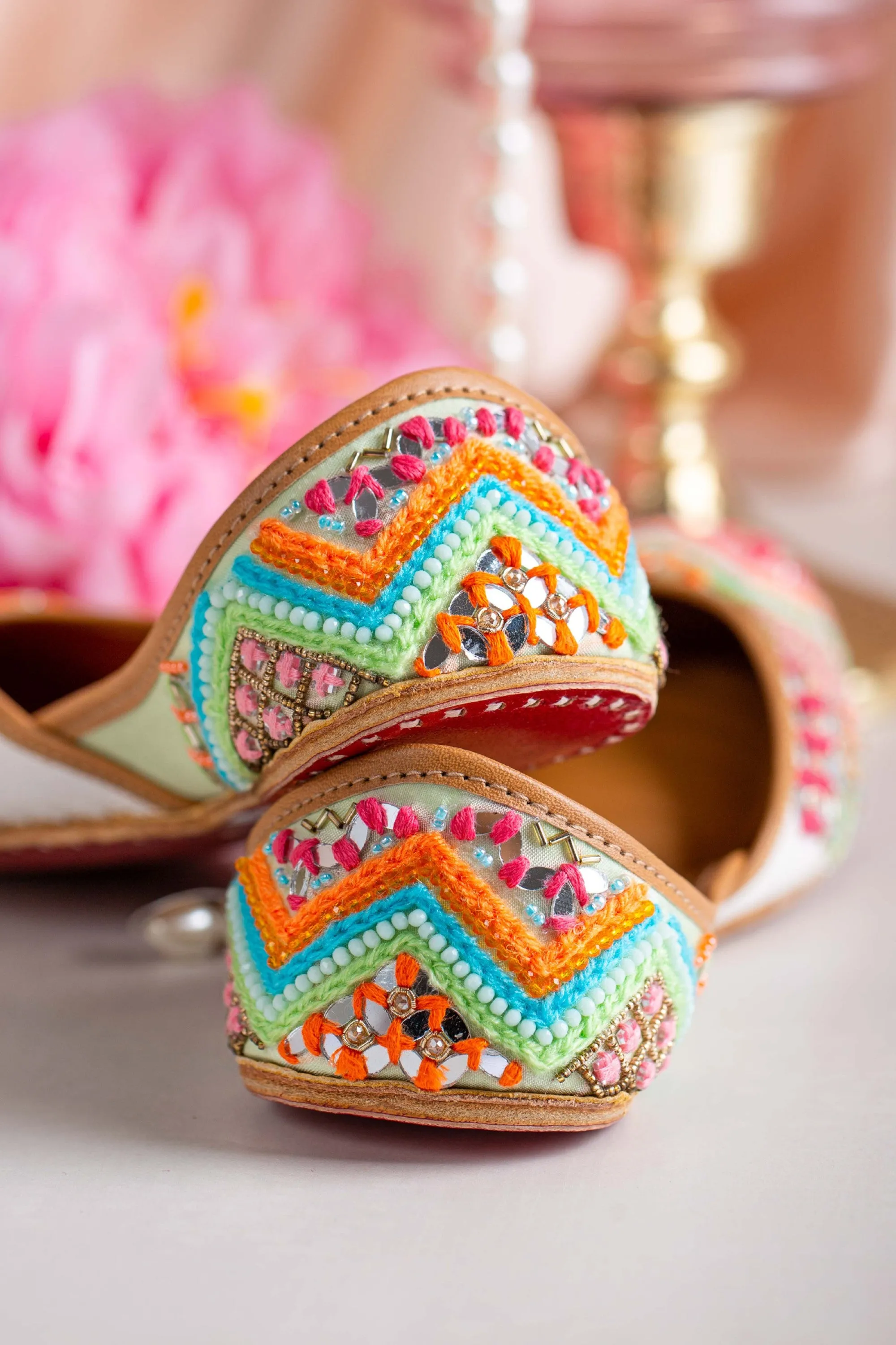 Rangeela Juttis & Handbag Combo